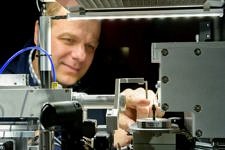 Towards entry "CENEM founding member Prof. Erdmann Spiecker talks about microscopy in Bayern 2 “radioWissen”"
