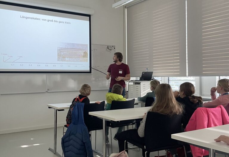 FAU KinderUni explores the colourful micro- and nanoworld at IMN/CENEM